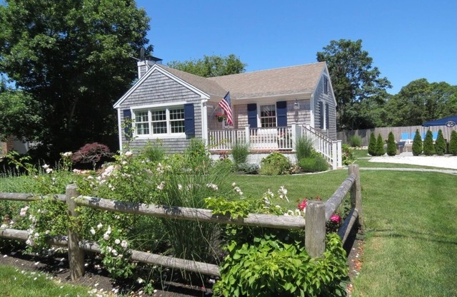 Ultimate Cape Cottage: 040-O Updated Cottage with Heated Pool, Close To Nauset Beach
