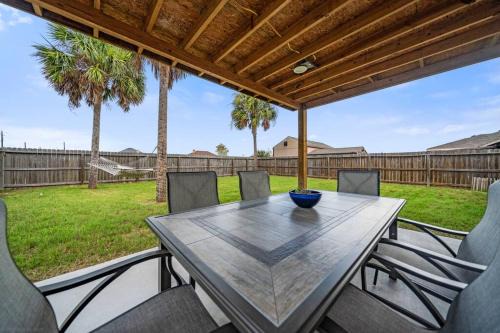 Ultimate Comfort & Relaxation- Palm Family Oasis