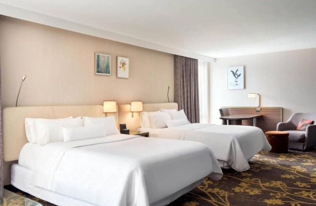 Ultimate Escape! 2 Amazing Units, Walk to Rock and Roll Hall of Fame, Restaurant