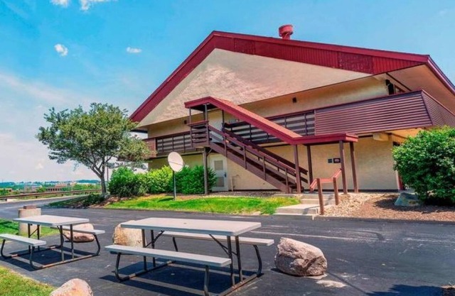 Ultimate Escape! 3 Amazing Units, Walk to Rock and Roll Hall of Fame!