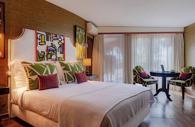 Ultimate Getaway! Outdoor Swimming Pool, Complimentary Parking, Great Views!