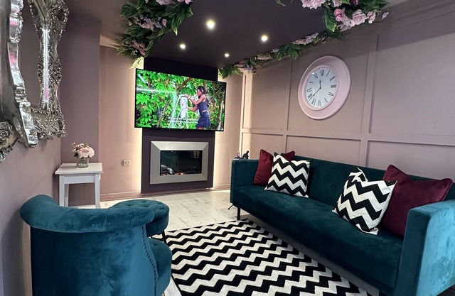 Ultimate Hen Suite for 12 with make up room