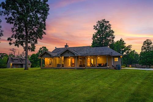 Ultimate Smoky Escape W Fun Games Hot tub & more