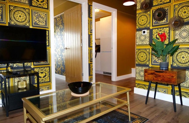 Ultra Deluxe Versace Apartment Near Sheffield FULL SKY TV