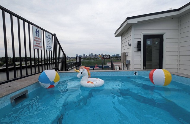 Ultra Heated Rooftop Pool! Arcade, Elevator, EV Charger, Sleeps 11, Full Home