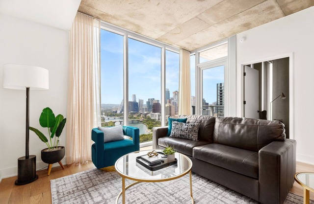 Ultra Lux Rainey St. Condo - Lake & Skyline View - Rooftop Pool - Gym