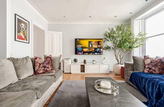 Ultra Luxury 6 Bed Mansion Opposite Buckingham Palace with AC