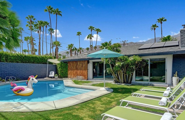 Ultra-Luxury Mid-century Compound- Resort Style Pool, BBQ ,Mountain Views 4BD/2.5BATH