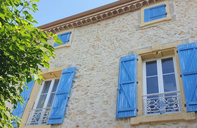 Un Immense Studio Atypique Entre la Vigne et la mer et son un Patio Intimiste