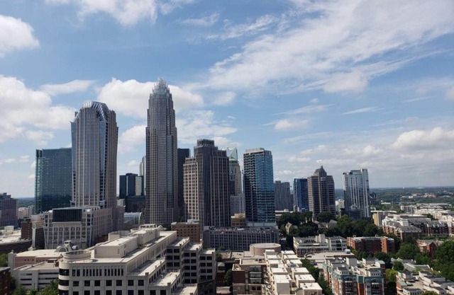 UNBELIEVABLE CITY VIEWS IN UPTOWN HIGH-RISE STUDIO