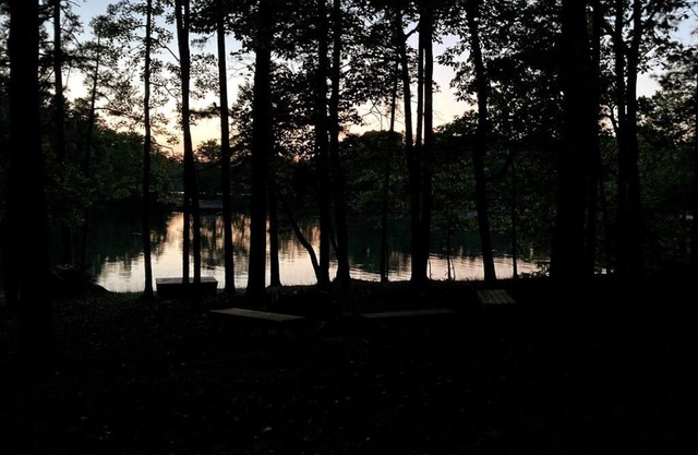 Uncork, Unwind & Relax @ our Lake Front Cottage
