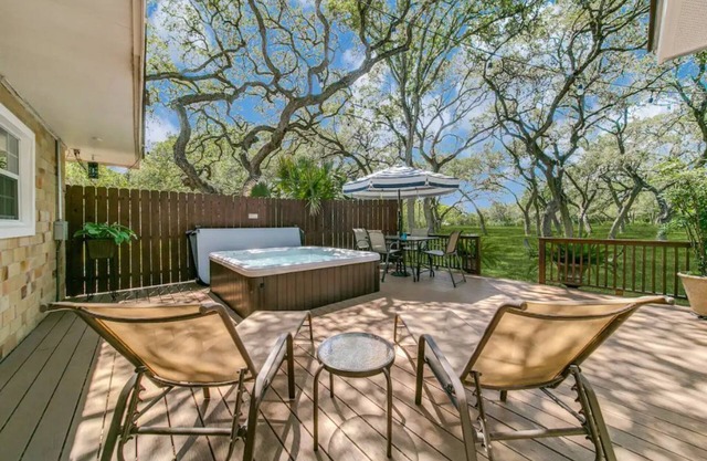 Under the Oaks, a charming, romantic retreat with hot tub and sauna