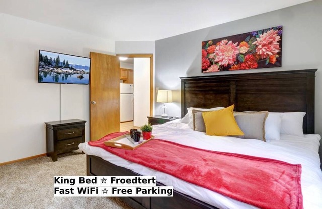 Underground Parking,Near Froedtert, King Bed, Fast WiFi