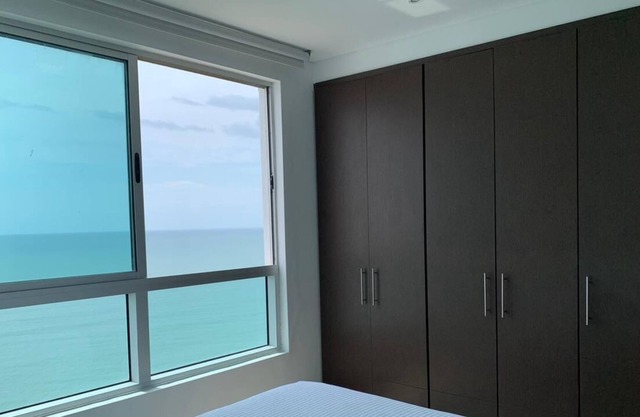 Unforgettable sunsets! 2 bed/3 bath appartment ocean view, steps to the beach!