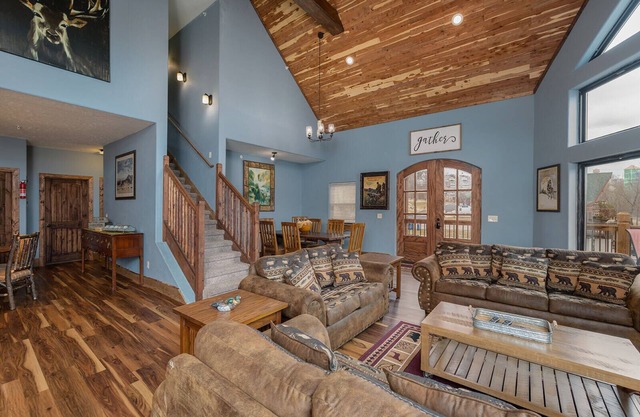 Unforgettable 10 Bedroom Lakefront Lodge