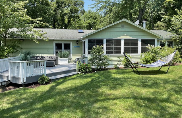 Union Pier House:HOT TUB/3bd/2bth/Fenced Yrd/Deck/Screen Porch on new bike path!
