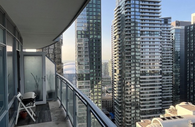 Unique 1+1 Bed, 1 Bath, 634 Sq Ft Suite Down Town Toronto