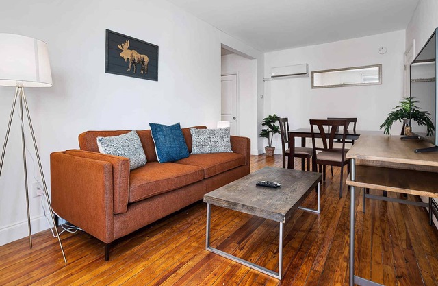 Unique 1BR with Deck and Parking 4 blocks to Beach