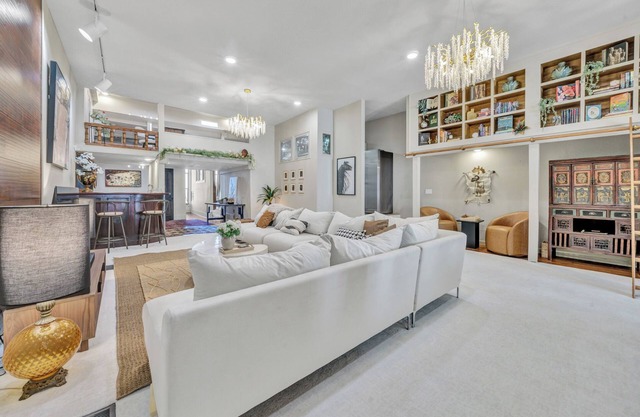 Unique 2-bedroom loft with AC, WiFi in historic building in Pilot Point Square