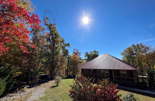 Unique 3-Bed Cabin with fireplace and waterfall
