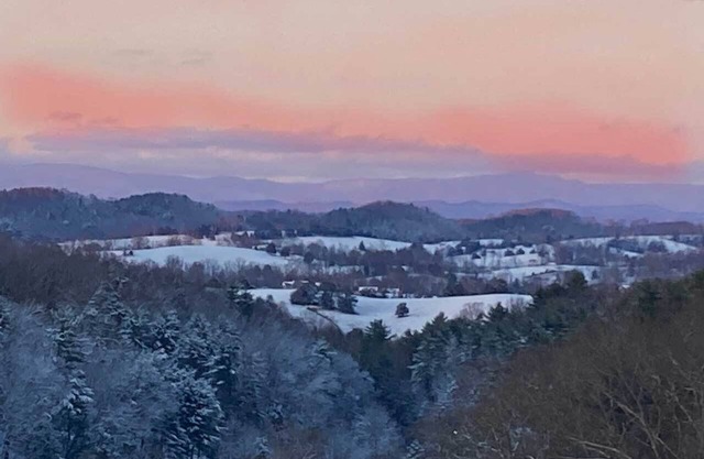 Unique 4 ac. private country estate, stunning views, 1/4 mile to Va. Creeper!