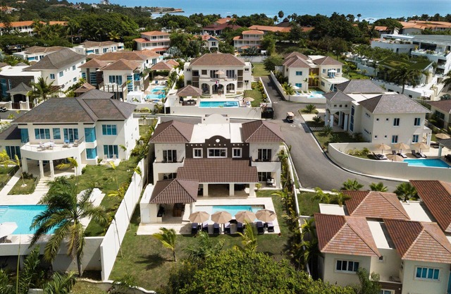 Unique 6 bedroom luxury vacation villas