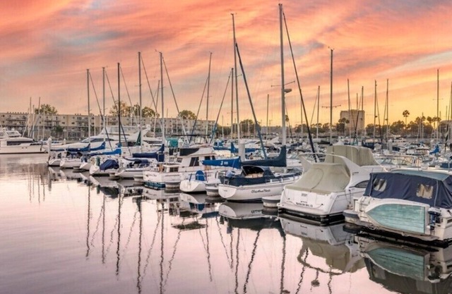 Unique and Peaceful Sailboat Stay - 5 min from beach