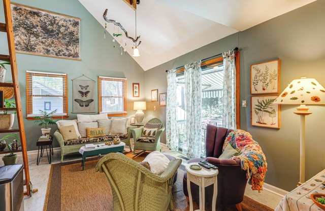 Unique & Artistic Retreat Near Rehoboth Beach!