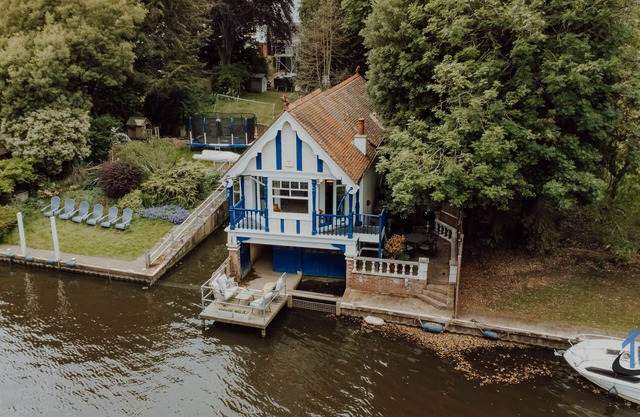 Unique Boathouse 2 bed 2 bath detached free parking x4