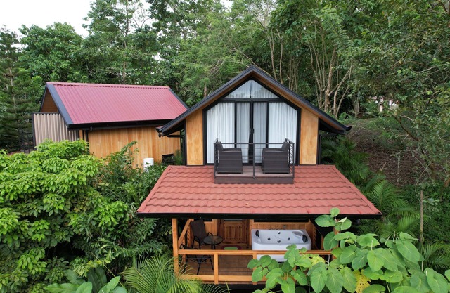 Unique cabin with forest views and Jacuzzi, near La Fortuna