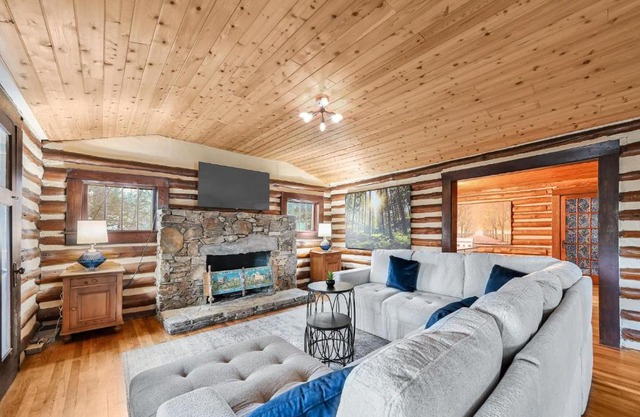 Unique Cabin With Hot Tub Close to Town