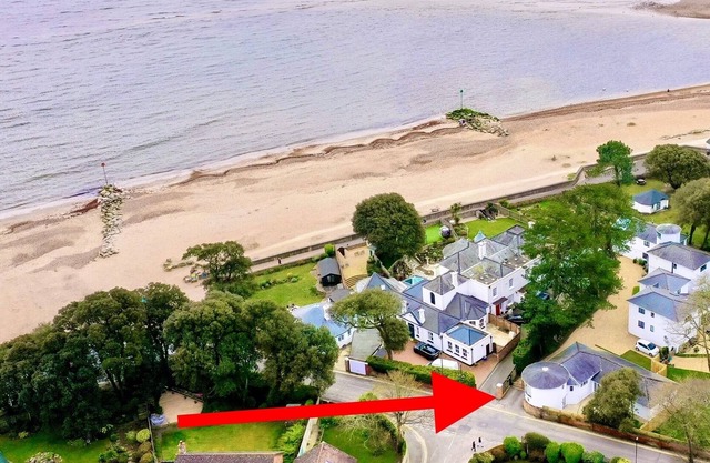 UNIQUE COASTAL HAVEN: PET FRIENDLY HOUSE STEPS AWAY FROM BEACH -Bournecoast 8486