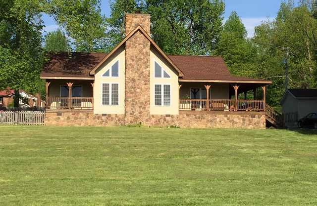 Unique country lodge! Pet friendly & close to everything in the area