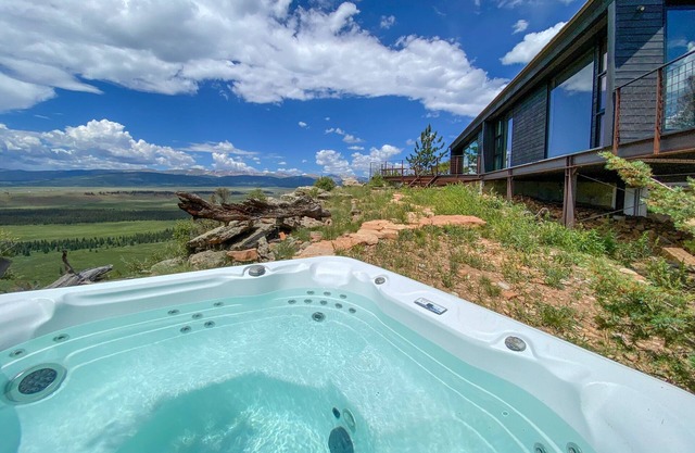 Unique Custom Designer Home, Endless Mountain Views, Hot Tub - Big Cabin Little Cabin