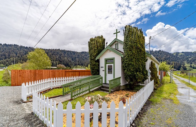 Unique farm cabin with WiFi, private washer/dryer, & kitchenette