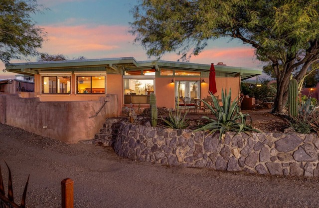 Unique Home/5 BR 2 BA/Yoga/Private/4 Acres