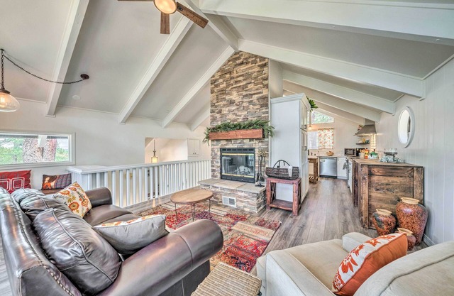﻿Unique & Modern Alto Home w/Private Hot Tub!