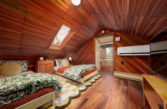 Unique mountain cabin|King bed|Fireplace