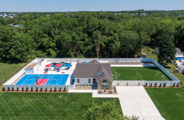 UNIQUE! PRIVATE POOL, HOT TUB-BBALL, PICKLEBALL, BOCCE COURTS! Rehoboth Bch
