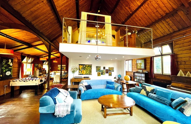 Unique, quirky tin tabernacle perfect for cozy group getaways, near coast & pub