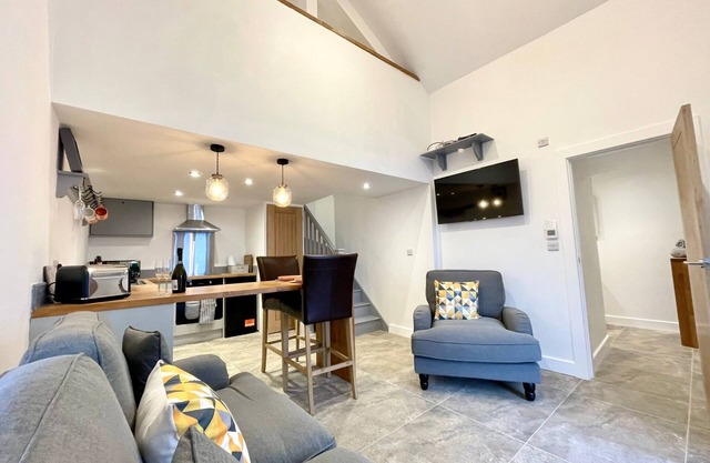 Unique, remote and peaceful barn with hot tub. Walks from the door.