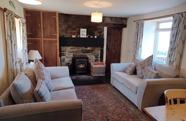 Unique rustic cottage, amazing views of wild places. Family and pet friendly