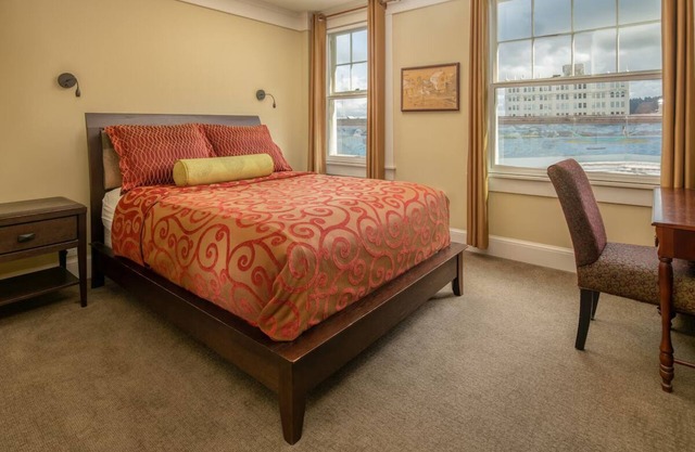 Unique Victorian Room w/Heated Bathroom Floor & Rooftop Views in Downtown
