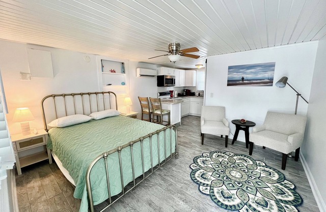 UNIT #2 Crystal Shores Cozy Ocean Front Cottage