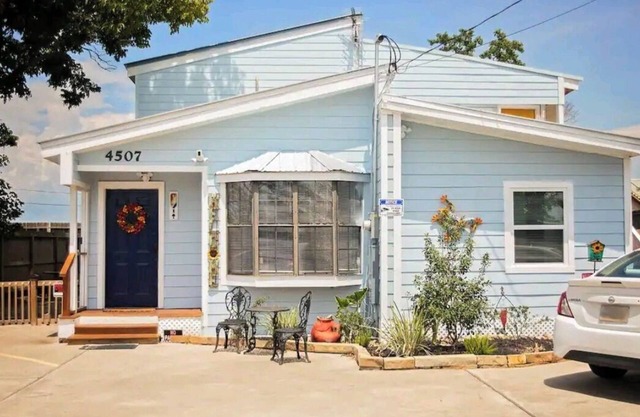 Unit 2 Teal bungalow is pet-friendly for your stay. close to Galveston and Kemah