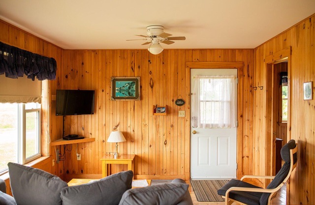 Unit 3 - Bay view cottage, near coffee shops, restaurants and beach