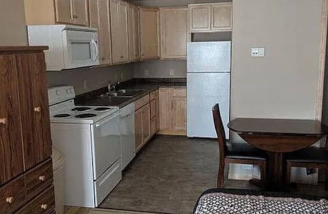 Unit 3: Cozy Studio Microhotel with full kitchen
