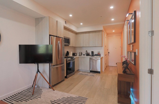 Unit 7:Charming 2-bedroom apartment with AC in Washington