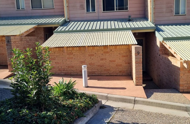 UNIT 9: A cosy 2 beddie and a short stroll into central Batemans Bay.