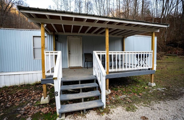 Unit B: 20 Sec Ride to Trails, Sleeps 10. King